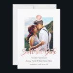 Imitate Rose Gold & Grau Monogramm Save the Date<br><div class="desc">Moderne und trendige Save the Date Fotokarte in Grau,  Weiß und Imitat Rose Goldfolie,  Ihr Foto und Monogramm,  und ein handgeschriebenes Pinselskript.</div>