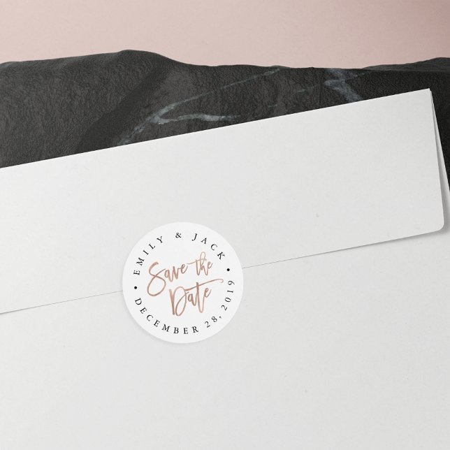 Imitate Rose Goldener Pinselstrich Save the Date Runder Aufkleber (Von Creator hochgeladen)