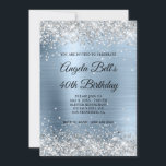 Imitate Shiny Silver Glitzer Pale Blue Foil Monogr Einladung<br><div class="desc">Eine glamouröse mit Monogramm 40. Geburtstags-12x18 Einladung für sie. Imitate funkelnd silberner Glitzer mit Glitzern gegen ein Imitat blass, blau gebürstetes Metallfolienbild aus gebürstetem Stahl. Die extravagante Schwarzweißkalligraphie in der Mitte kann individuell angepasst werden. Alle funkelnd und glänzenden Elemente in diesem modernen mädchenhaften Design sind digitale Grafiken. Icy Winterfarben für...</div>