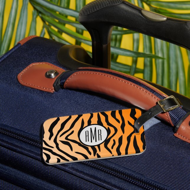 Imitate Tiger Print Monogram Gepäckanhänger (Vorderseite Insitu 3)