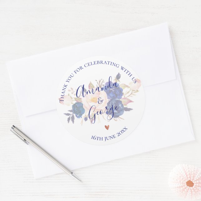 Imitate Vellum Blue Floral Elegantes Script Hochze Runder Aufkleber (Umschlag)