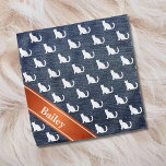 Imitate verweilen weiße Katzen Halstuch<br><div class="desc">Imitate denim blauen Jean-Material mit weißen sitzenden Katzen Silhouette Muster. Rotes orangefarbenes Banner auf Diagonal. Personalisieren Sie es mit einem Namen!</div>