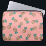 Imitatgoldananasmuster des niedlichen Sommers Laptopschutzhülle<br><div class="desc">Der Sommer und trendy Entwurf Imitat Gold und Türkisananasmuster auf einem Pfirsich darstellend zacken Hintergrund aus.</div>