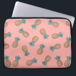 Imitatgoldananasmuster des niedlichen Sommers Laptopschutzhülle<br><div class="desc">Der Sommer und trendy Entwurf Imitat Gold und Türkisananasmuster auf einem Pfirsich darstellend zacken Hintergrund aus.</div>