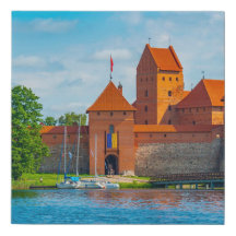 Magnifique château médiéval sur le lac bleu