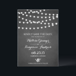 Imitats Chalkboard Wedding Save The Date<br><div class="desc">Set die perfekte Stimmung für Ihre Hochzeit mit dieser zauberhaften Save the Date Karte, mit kichen Saitenleuchten vor einem rustikalen Imitat Kalkboard Hintergrund. Dieses Design verbindet ein gemütliches, Vintages Ambiente mit moderner Eleganz und ist somit die ideale Wahl für Paare, die eine rustikale, Vintage oder Outdoor Hochzeit planen. Egal, ob...</div>