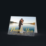 IMITATS GOLD FOIL | WEDD FOTO DANKEN SIE KARTE<br><div class="desc">EINFACHE IMITATE GOLD FOIL WEDDING DANK IHNEN FALSCHKARTE MIT IHREM FOTO. Design von Elke Clarke© Erhältlich unter www.zazzle.com/monogramgallery. Senden Sie Ihre Hochzeit Dankeschön-Nachricht als frische Weds an Ihre Freunde und Familie mit dieser eleganten, danke Ihnen Hochzeit Foto Grußkarte mit den Worten "Danke" geschrieben in einer Goldfolie (gedruckter Foto-Effekt) moderne Typografie...</div>