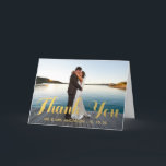 IMITATS GOLD FOIL | WEDD FOTO DANKEN SIE KARTE<br><div class="desc">EINFACHE IMITATE GOLD FOIL WEDDING DANK IHNEN FALSCHKARTE MIT IHREM FOTO. Design von Elke Clarke© Erhältlich unter www.zazzle.com/monogramgallery. Senden Sie Ihre Hochzeit Dankeschön-Nachricht als frische Weds an Ihre Freunde und Familie mit dieser eleganten, danke Ihnen Hochzeit Foto Grußkarte mit den Worten "Danke" geschrieben in einer Goldfolie (gedruckter Foto-Effekt) moderne Typografie...</div>