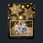 Imitats Holz Gold Glitzer Schneeflocken Foto Weihn Magnet<br><div class="desc">Feiern Sie den Urlaubssinn mit unserem individuell anpassbaren Foto Weihnachtsmagneten! Dieser Magnet eignet sich perfekt, um Ihre Lieblingsfeiertage zu erleben. Mit diesem Magneten können Sie einen einzigartigen Sake kreieren, der die Freude und Liebe Ihrer Familie während der Ferienzeit zeigt. Auf einem Imitat-Holzboden stehen Schneeflocken aus Gold und Glitzer. Personalisieren Sie...</div>