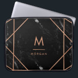 Imitats Rose Gold Geometric | Schwarzer Marmorlook Laptopschutzhülle<br><div class="desc">Dieses elegante Design besticht durch ein modernes,  geometrisches Linienmuster der Rose Imitate auf einem schwarzen,  marmorfarbenen Hintergrund. Personalisieren Sie Ihre Eingabe und Ihren Namen im passenden Text.</div>