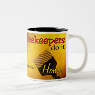 Imker tun es mit ihrem Honig - Tasse
