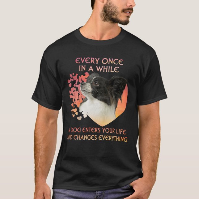 Immer mal wieder bekommt ein Papillon das Leben T-Shirt (Vorderseite)
