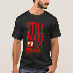 Immer noch mit Feuerwehrfahrzeugen und Feuerwehrmä T-Shirt