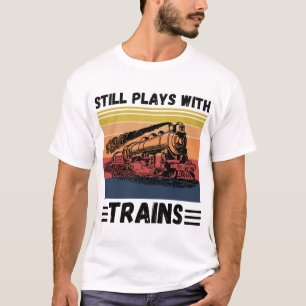Immer noch mit Zügen, die sich in der Ferne durch T-Shirt