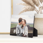 Immer Skriptüberlagerung Personalisierter Paare Fo Fotoplatte<br><div class="desc">Mit dieser speziellen Foto-Plakette,  die perfekt für Paare geeignet ist,  können Sie Hochzeit,  Verlobung,  Jubiläum,  Flitterwochen oder besondere Momente genießen. Fügen Sie ein beliebtes Foto hinzu,  mit "immer" überlagert in lässiger Schrift und Ihren Initialen darunter.</div>