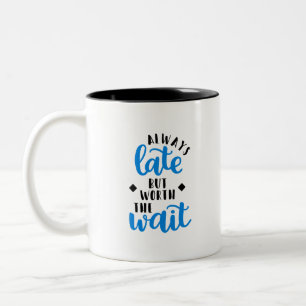 Immer spät aber wert die Wartezeit Zweifarbige Tasse