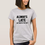 Immer spät, aber wert, warten T-Shirt<br><div class="desc">Unglaublich witzig Immer spät,  aber wert,  warten Frauen Abschlag</div>