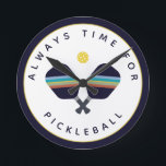 Immer Zeit für Pickleball Paddles Blau Gelb Runde Wanduhr<br><div class="desc">Der Pickleball-Spieler oder -Fan in Ihrem Leben wird diese Uhr mit blau gestreiften, aquamarinen, rostgelben und gelben Pickleball-Paddeln und der Phrase "Immer Zeit für Pickleball" Liebe geben. Teil einer Sammlung von Parcel Studios.</div>