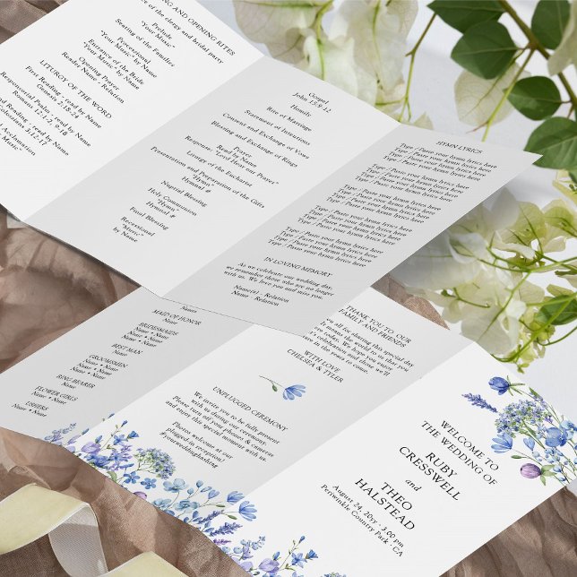 Immergrün-Wildblumen-Hochzeitszeremonie-Programm (Wedding Program from the Lilac Periwinkle Wildflower Collection by Darling & May)