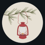 Immergrüne Niederlassungs-Rot-Laterne Runder Aufkleber<br><div class="desc">Ein Aufkleber,  der eine Illustration einer roten Campingslaterne hängt von einer immergrünen Niederlassung kennzeichnet.</div>