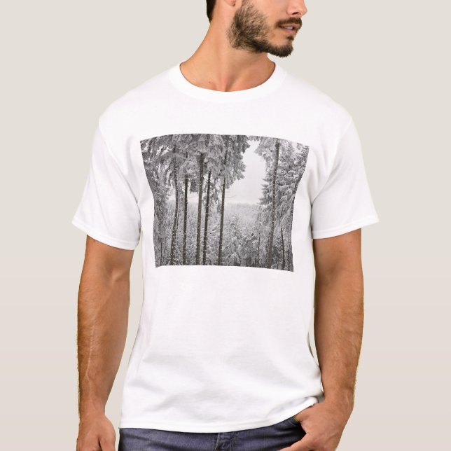 Immergrüner Wald im Winter T-Shirt (Vorderseite)