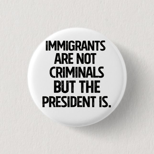 Immigrants Are Not Criminials But the President Is Button (Vorderseite)
