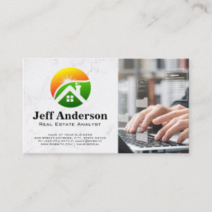 Immobilien-Logo Person am Laptop Visitenkarte