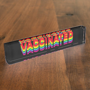 Impfstoff mit Stolz queer schwuler Regenbogen schw Namensplakette