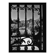 À travers la porte