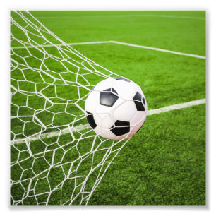 Impression Photo Ballon de football frappant le filet de but