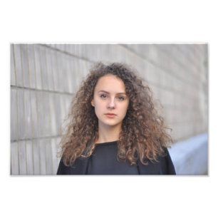 Impression Photo Belle Femme frisonne en chemise noire