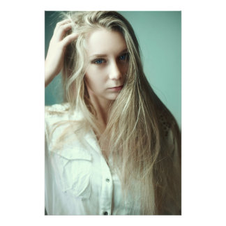 Impression Photo Blue Eye Blond Girl jouant avec les cheveux