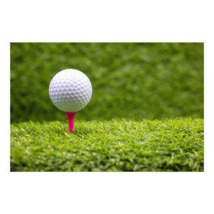 Impression Photo Boule de golf est sur le tee rose sur l'herbe vert