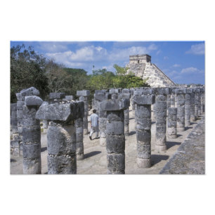 Impression Photo Colonnes de pierre anciennes à Chichen Itza. Centr