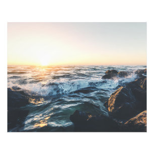 Impression Photo Coucher de soleil doré Vagues océaniques sur des r