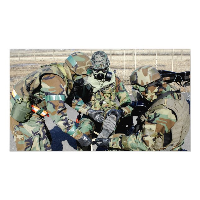 Impression Photo Des aviateurs aident un soldat de l'armée de terre (Devant)