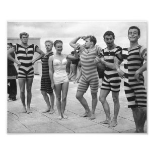Impression Photo Des hommes vintages en maillot de bain avec une fe