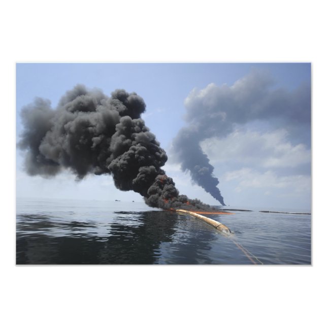 Impression Photo Des nuages sombres de fumée et de feu émergent (Devant)