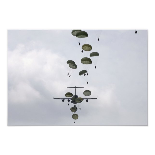 Impression Photo Des soldats de l'armée sautent d'un C-17 Globemast (Devant)