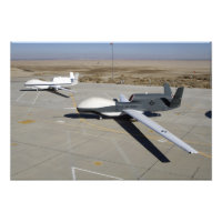 Deux Global Hawks stationnés sur une rampe