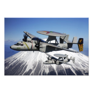Impression Photo Deux Hawkeyes E-2C effectuent un vol