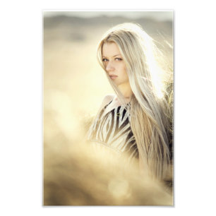 Impression Photo Élégante Blonde Girl en robe blanche et noire fine