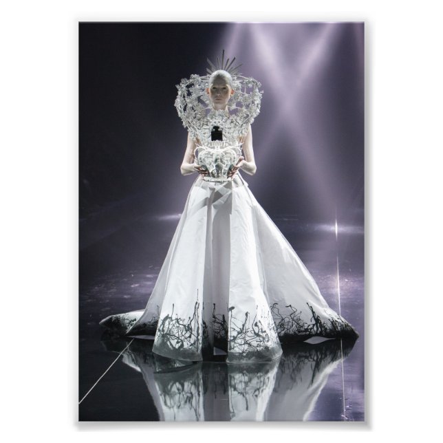 Impression Photo Femme blanche dramatique dans FuturisticSparkling (Devant)