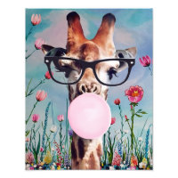 Girafe soufflant du chewing-gum Fond de jardin pri