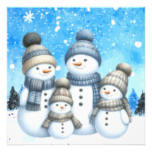 Jolie famille des bonhomme de neige dans la neige