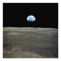 La Terre de Lune dans l'espace noir