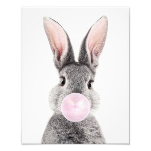 Impression Photo Lapin gris soufflant du bubble gum rose