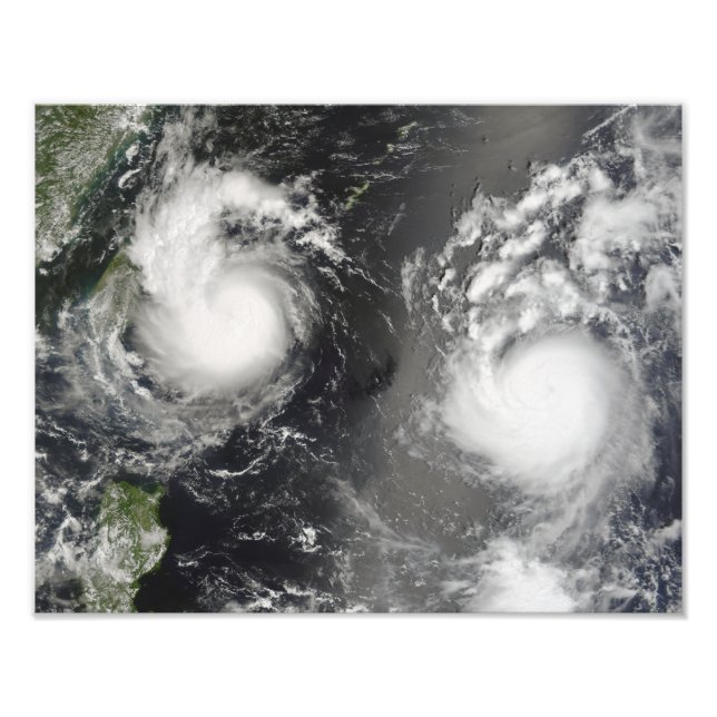 Impression Photo Le typhon Saomai et la tempête tropicale Bopha (Devant)