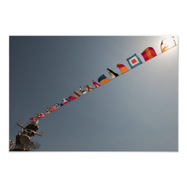 Impression Photo Les drapeaux survolent le pont de l'USS Iwo Jima (Devant)