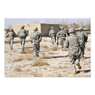 Impression Photo les soldats répondent à une attaque d'armes de